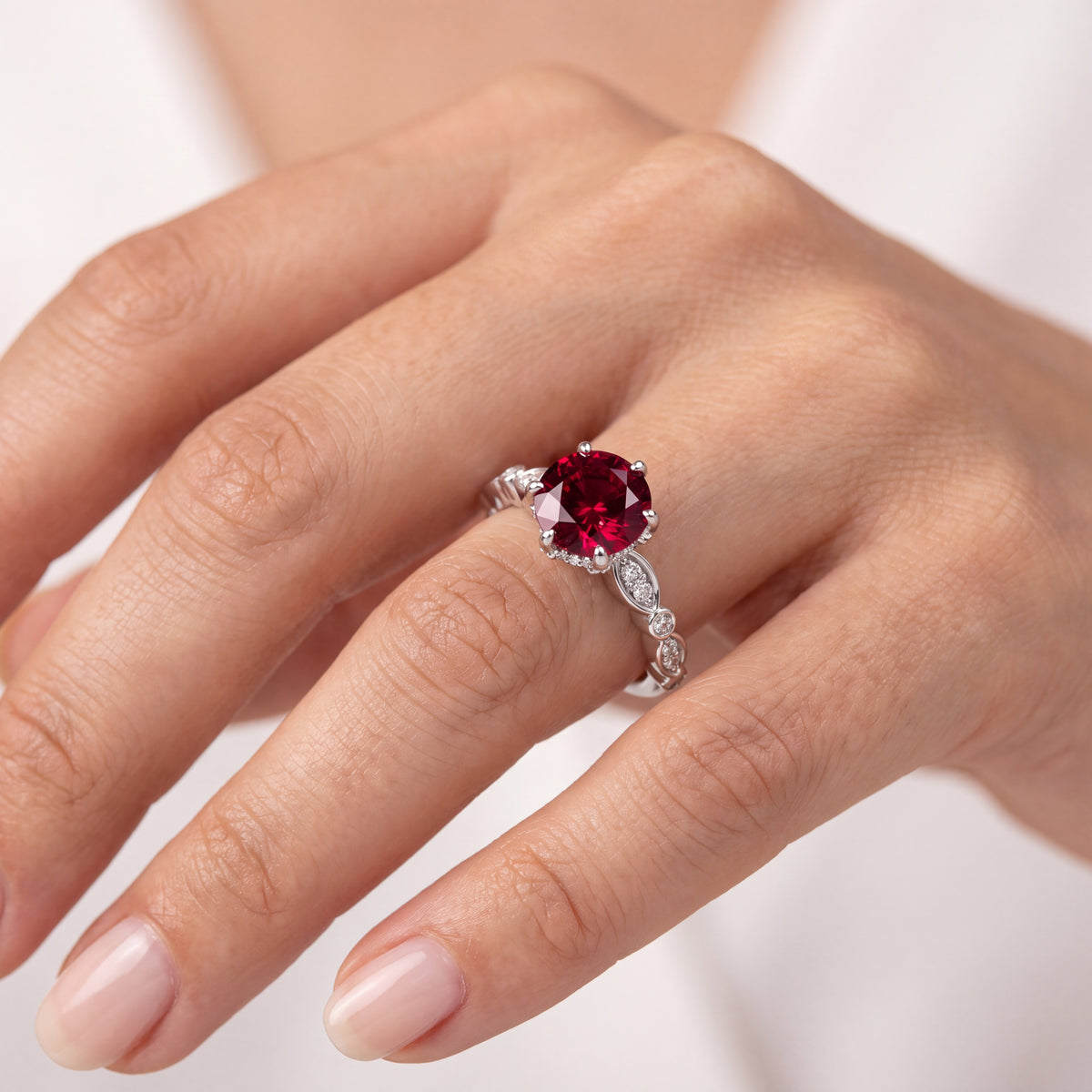 _lifestyle_image@SKU:RG055-LCRR01000004W #metal_10k-white-gold+origin_lab-created