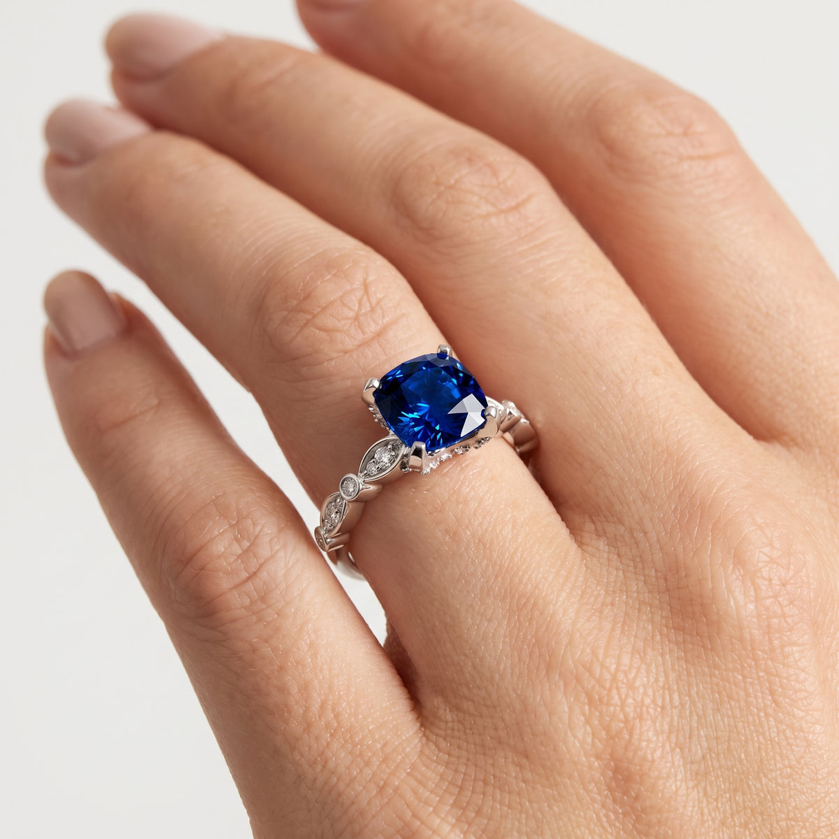 _lifestyle_image@SKU:RG055-LCSC02000004W #metal_10k-white-gold+origin_lab-created