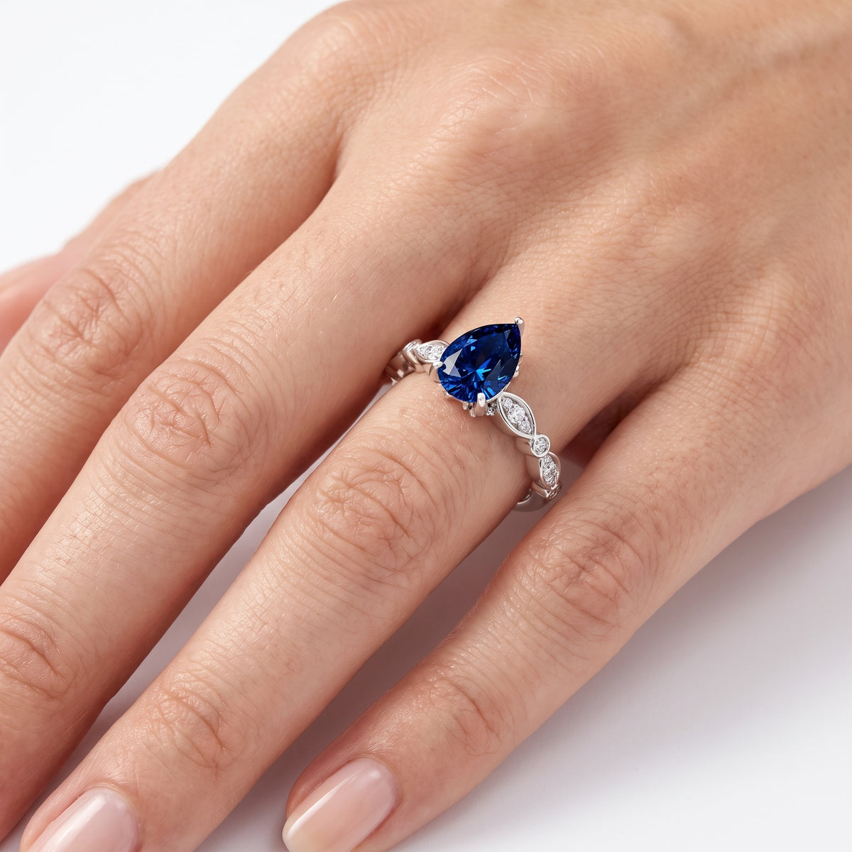_lifestyle_image@SKU:RG055-LCSD01000004W #metal_10k-white-gold+origin_lab-created