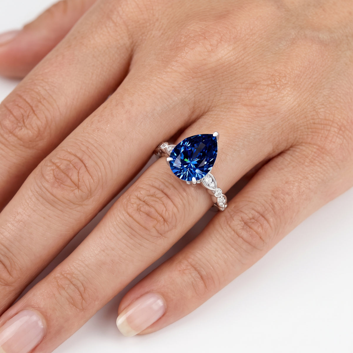 _lifestyle_image@SKU:RG055-LCSD02000004W #metal_10k-white-gold+origin_lab-created