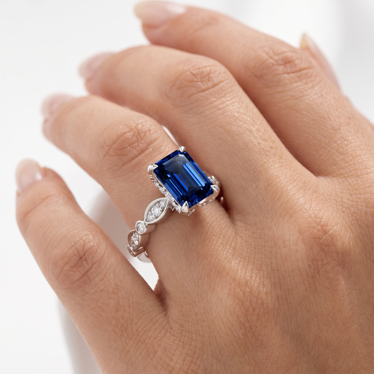 _lifestyle_image@SKU:RG055-LCSE01000004W #metal_10k-white-gold+origin_lab-created