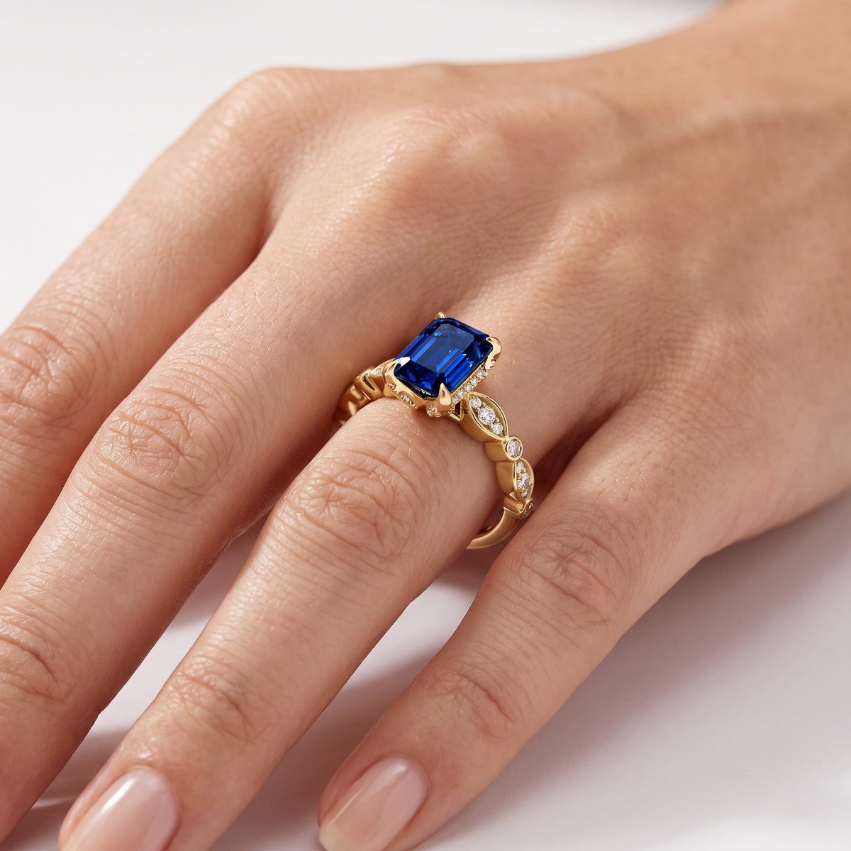 _lifestyle_image@SKU:RG055-LCSE01000004Y #metal_10k-yellow-gold+origin_lab-created