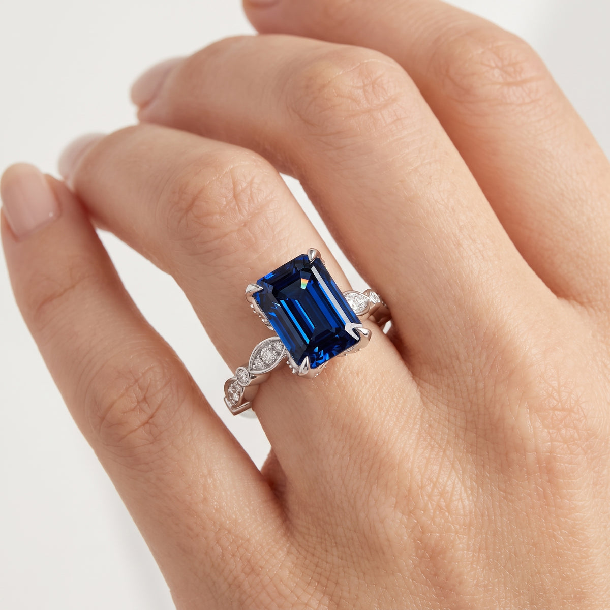 _lifestyle_image@SKU:RG055-LCSE02000004W #metal_10k-white-gold+origin_lab-created