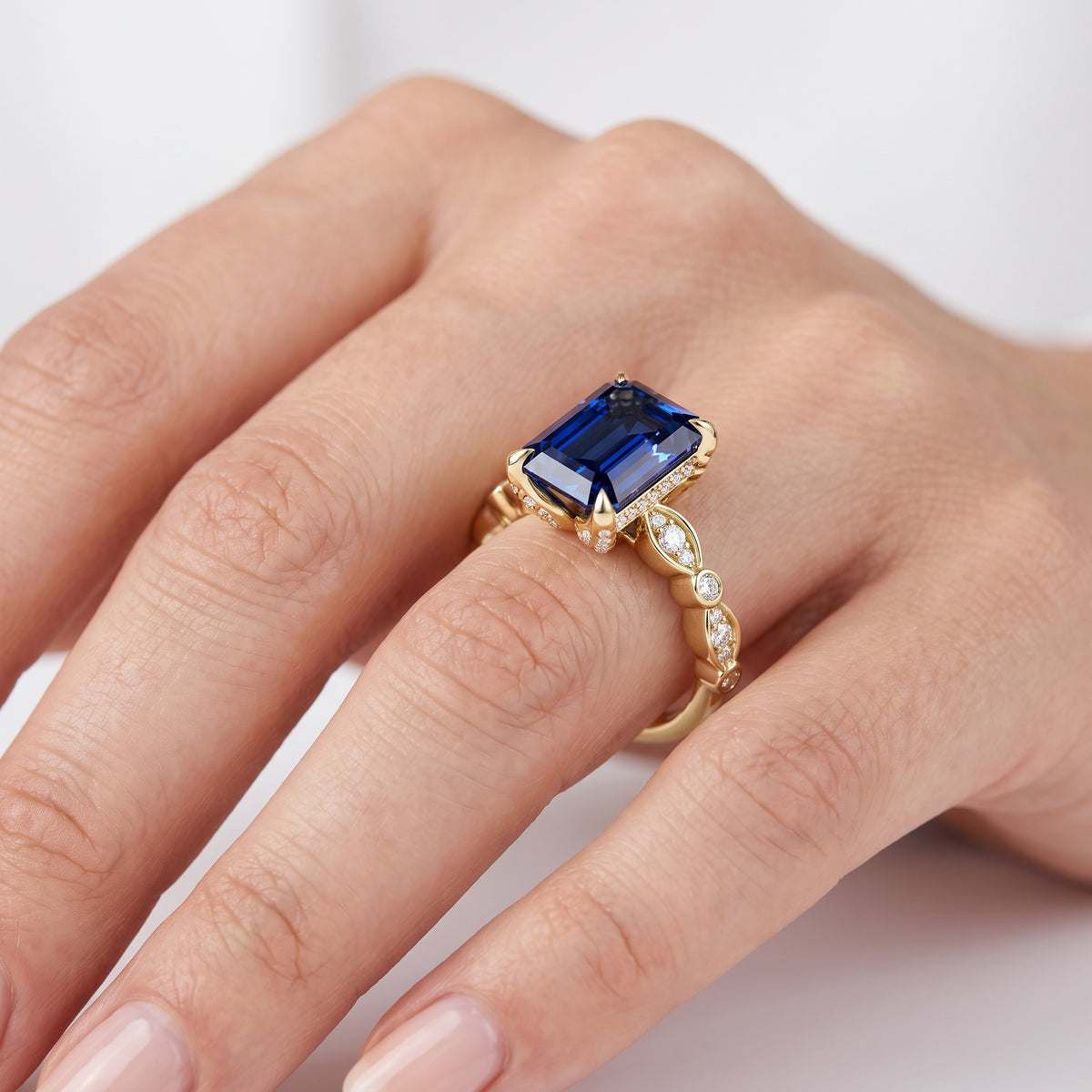 _lifestyle_image@SKU:RG055-LCSE02000004Y #metal_10k-yellow-gold+origin_lab-created