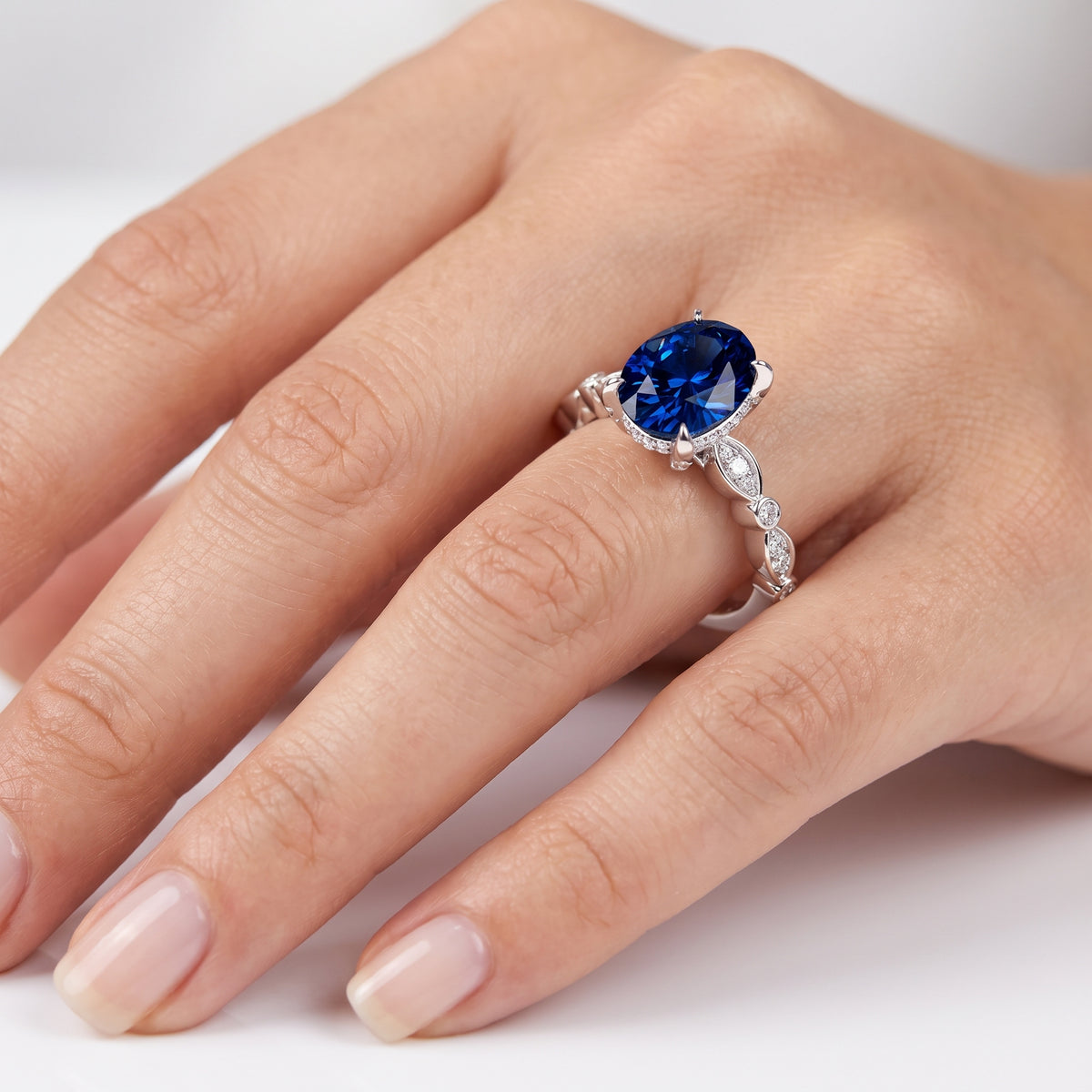 _lifestyle_image@SKU:RG055-LCSO02000004W #metal_10k-white-gold+origin_lab-created