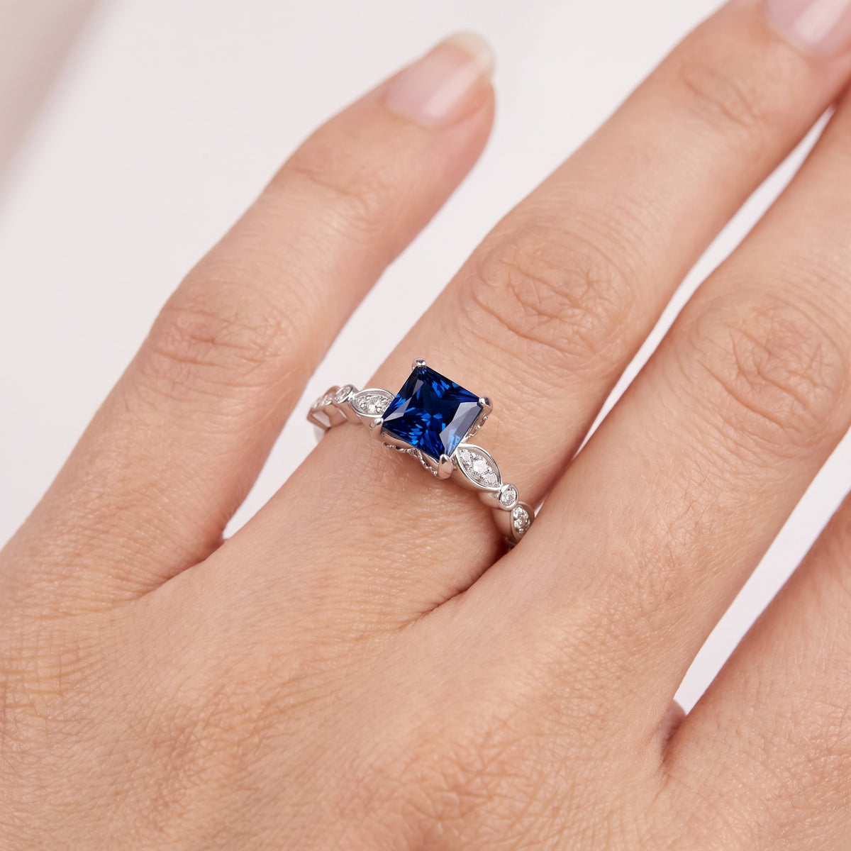 _lifestyle_image@SKU:RG055-LCSP01000004W #metal_10k-white-gold+origin_lab-created