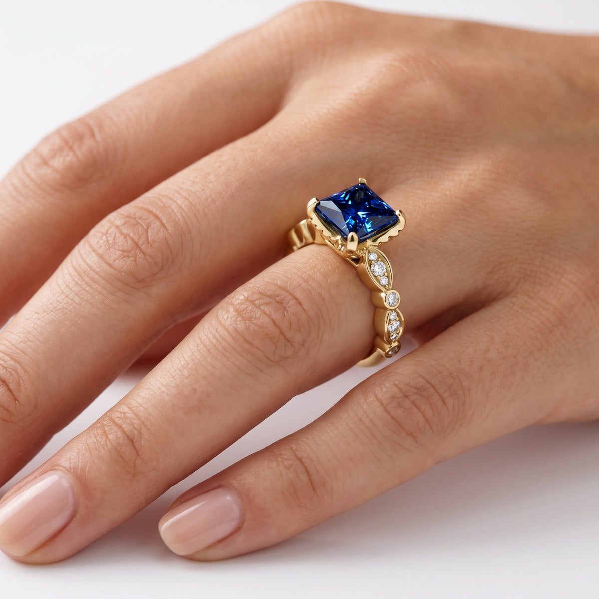 _lifestyle_image@SKU:RG055-LCSP01000004Y #metal_10k-yellow-gold+origin_lab-created