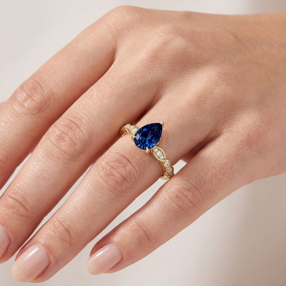 _lifestyle_image@SKU:RG055-NCSD01000004Y #metal_14k-yellow-gold+origin_lab-created