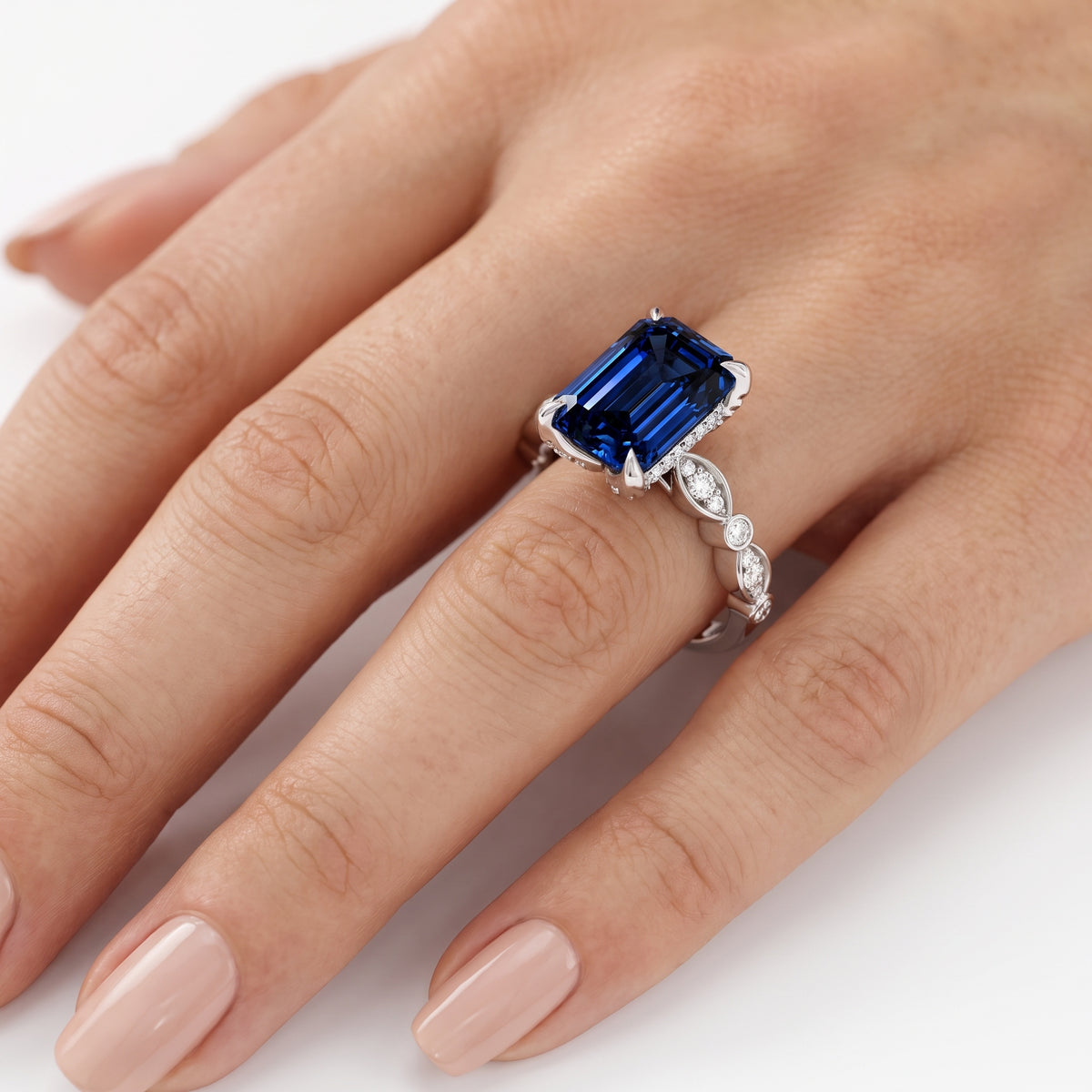 _lifestyle_image@SKU:RG055-NCSE0200000PL #metal_platinum+origin_lab-created