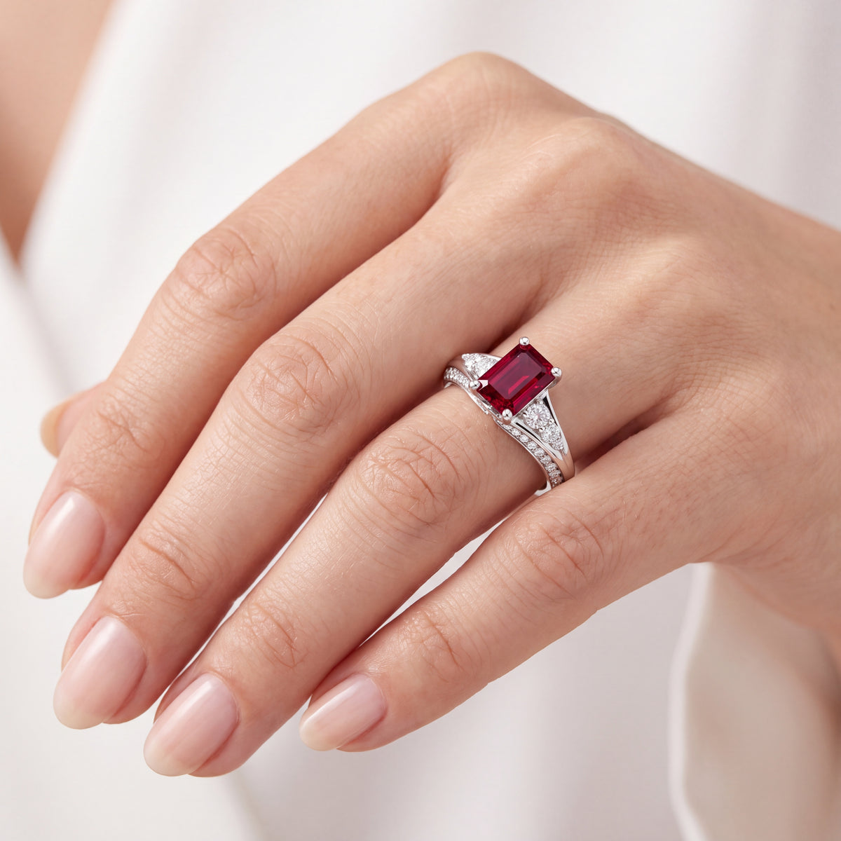 _lifestyle_image@SKU:RG086-LCRE01000004W #metal_10k-white-gold+origin_lab-created