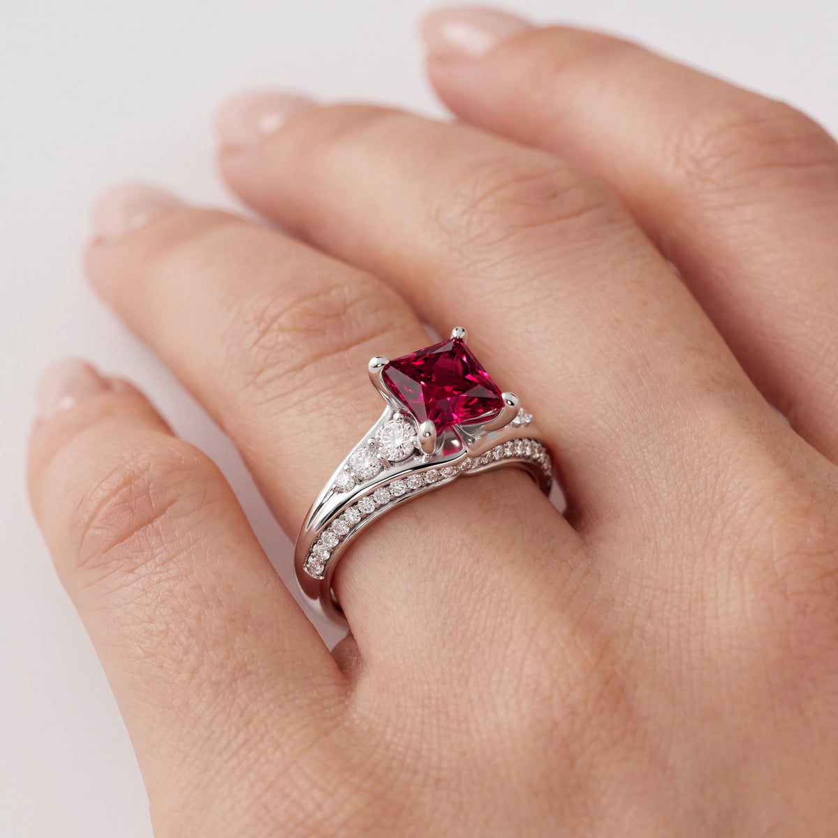 _lifestyle_image@SKU:RG086-LCRP01000004W #metal_10k-white-gold+origin_lab-created