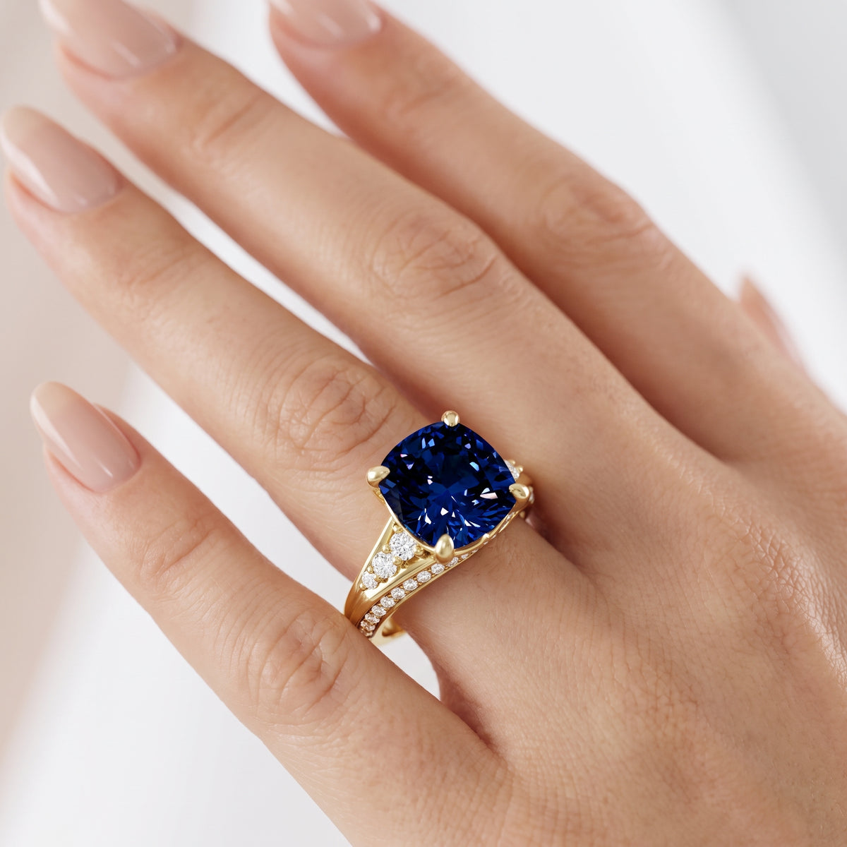 _lifestyle_image@SKU:RG086-LCSC02000004Y #metal_10k-yellow-gold+origin_lab-created