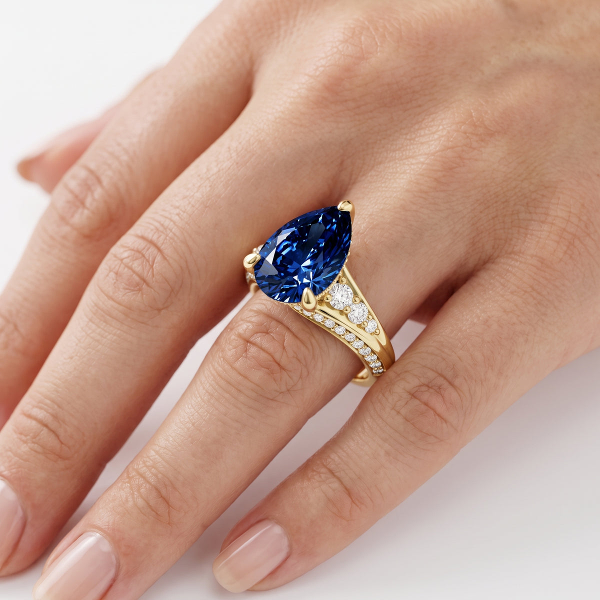 _lifestyle_image@SKU:RG086-LCSD03000004Y #metal_10k-yellow-gold+origin_lab-created