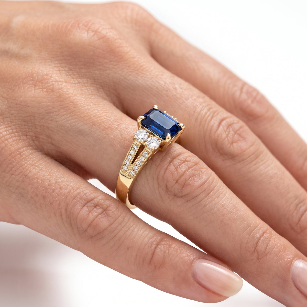 _lifestyle_image@SKU:RG086-LCSE01000004Y #metal_10k-yellow-gold+origin_lab-created