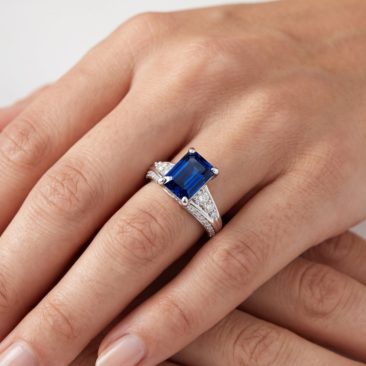 _lifestyle_image@SKU:RG086-LCSE02000004W #metal_10k-white-gold+origin_lab-created
