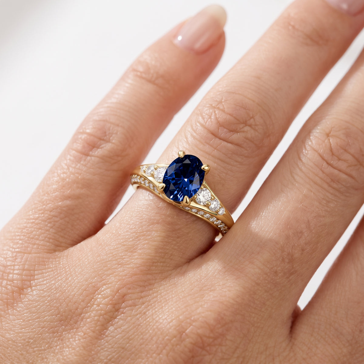 _lifestyle_image@SKU:RG086-LCSO01000004Y #metal_10k-yellow-gold+origin_lab-created