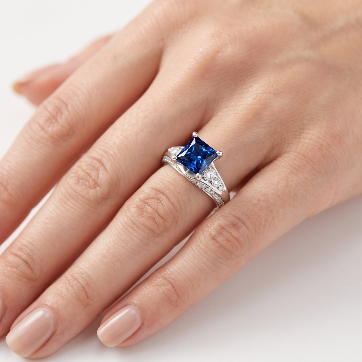 _lifestyle_image@SKU:RG086-LCSP01000004W #metal_10k-white-gold+origin_lab-created