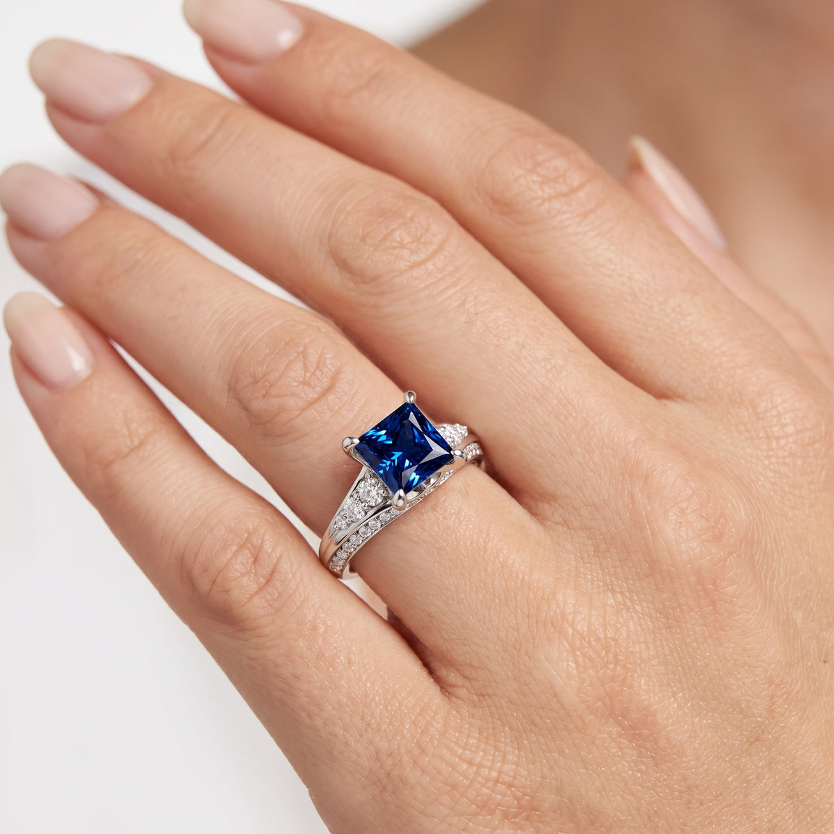 _lifestyle_image@SKU:RG086-LCSP02000004W #metal_10k-white-gold+origin_lab-created