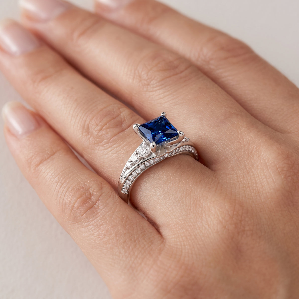 _lifestyle_image@SKU:RG086-NCSP0200000PL #metal_platinum+origin_lab-created