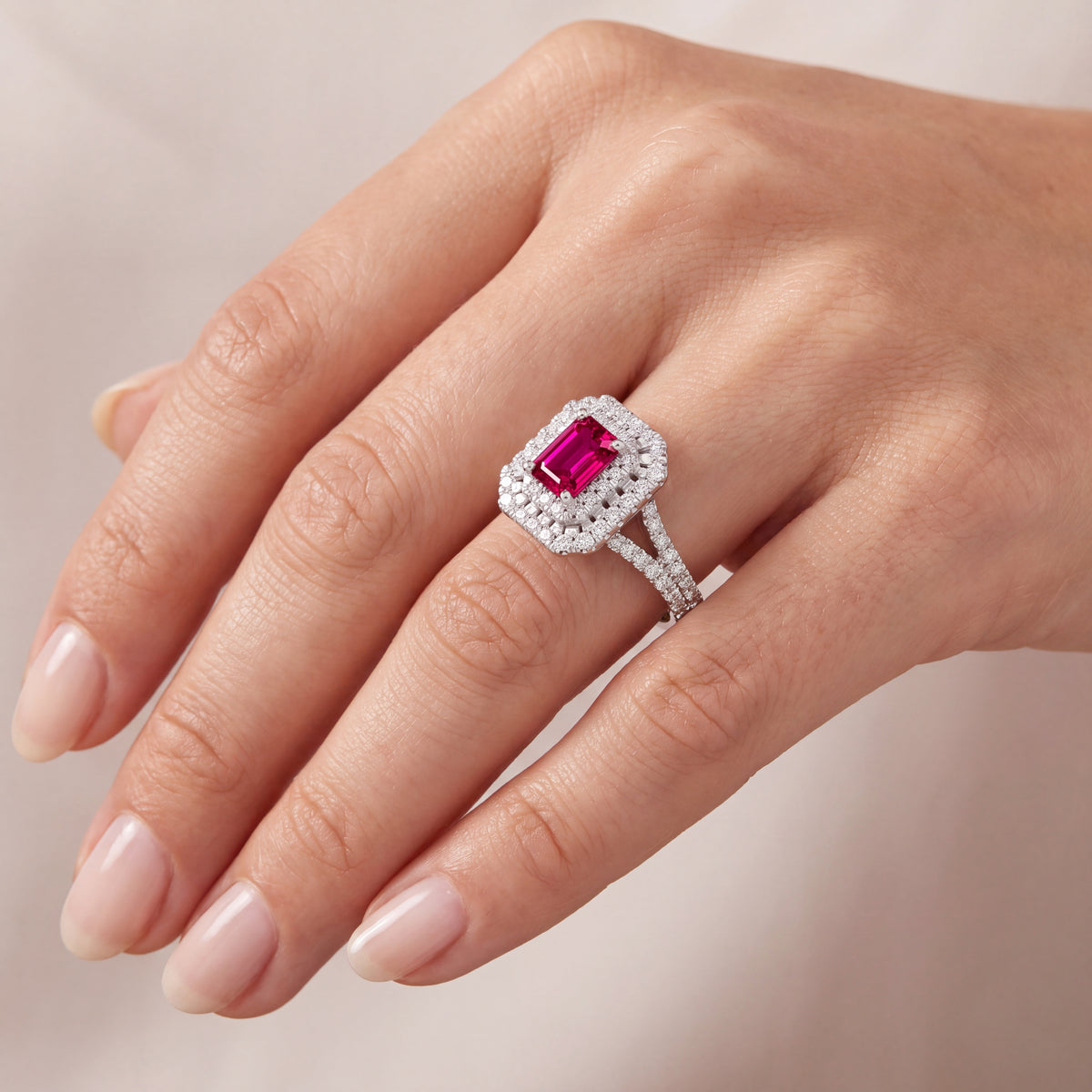 _lifestyle_image@SKU:RG094-LCRE01000004W #metal_10k-white-gold+origin_lab-created