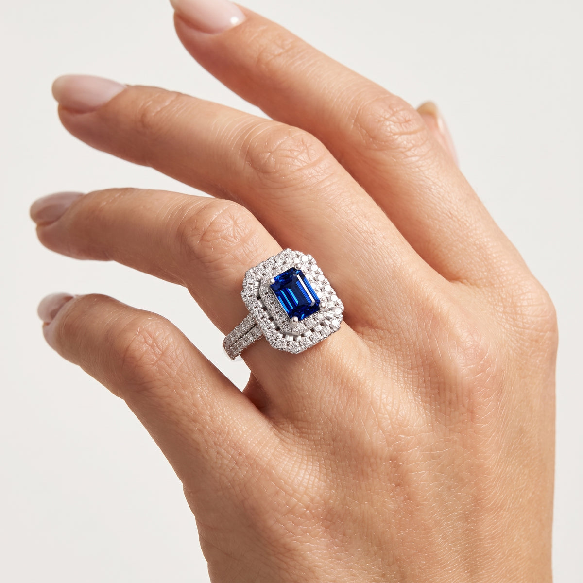 _lifestyle_image@SKU:RG094-LCSE01000004W #metal_10k-white-gold+origin_lab-created