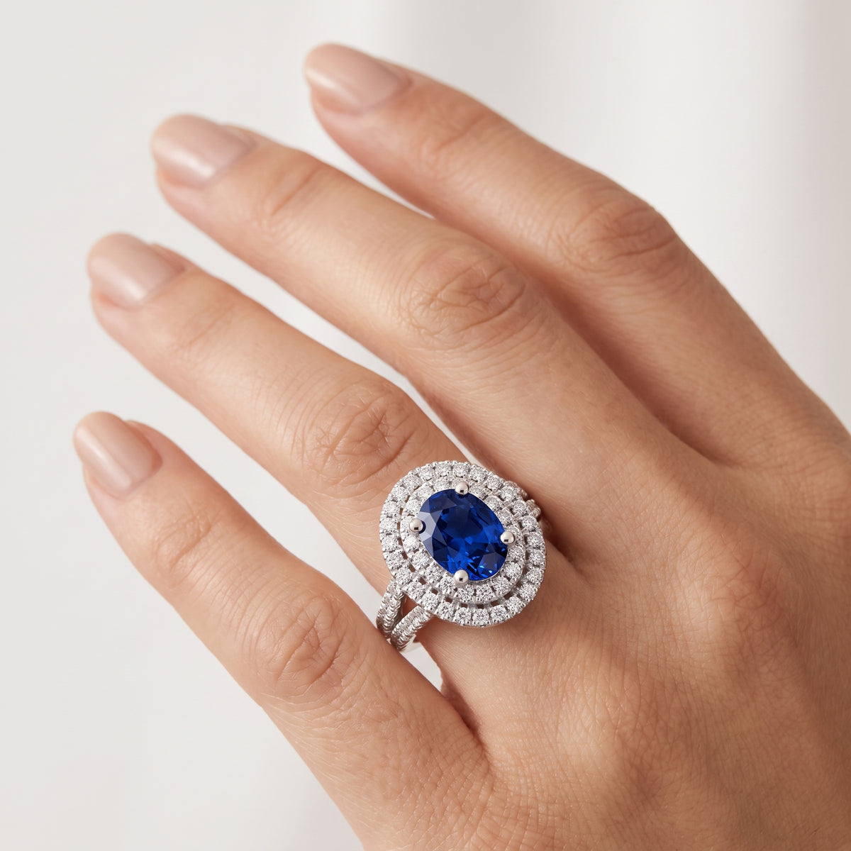_lifestyle_image@SKU:RG094-LCSO01000004W #metal_10k-white-gold+origin_lab-created