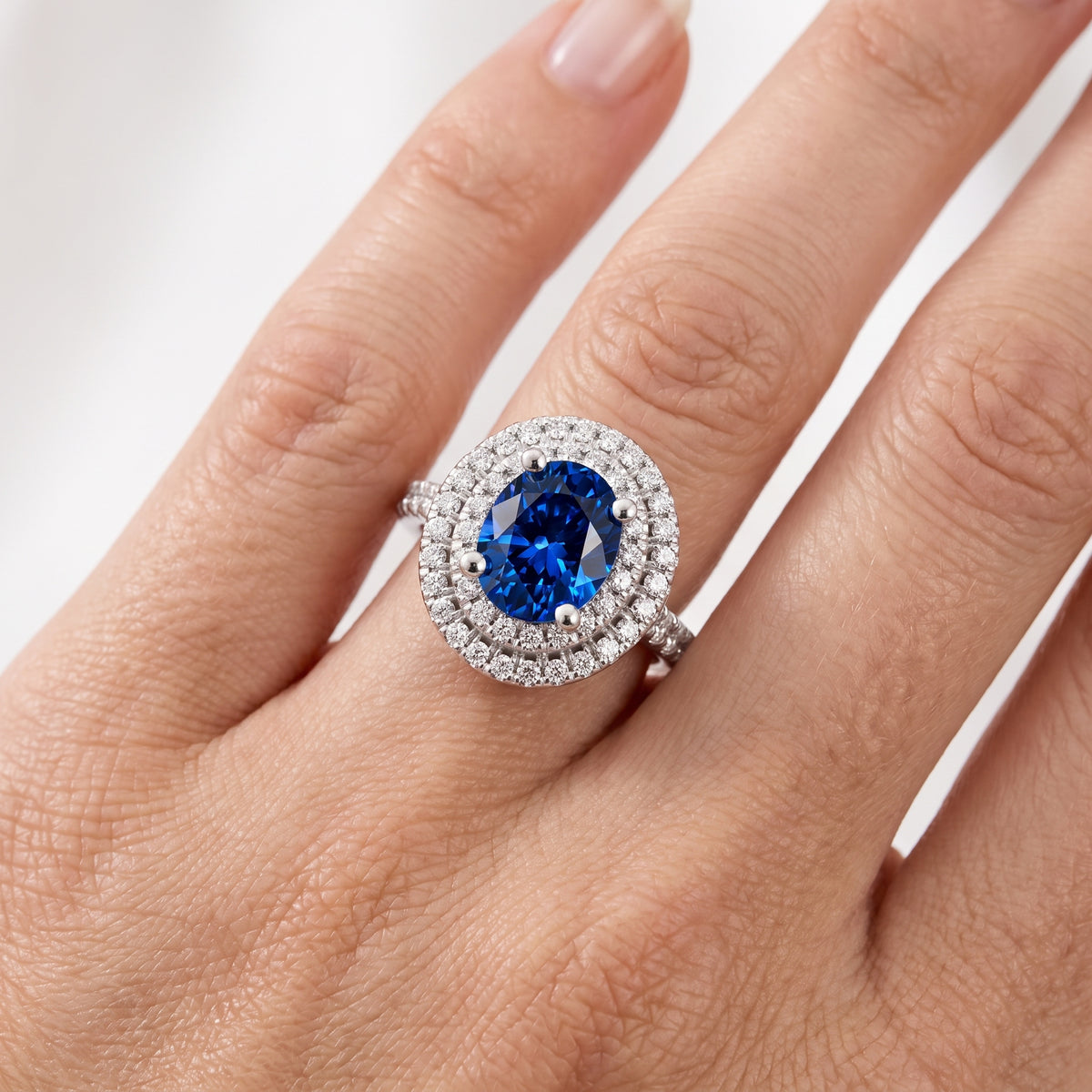 _lifestyle_image@SKU:RG094-LCSO02000004W #metal_10k-white-gold+origin_lab-created