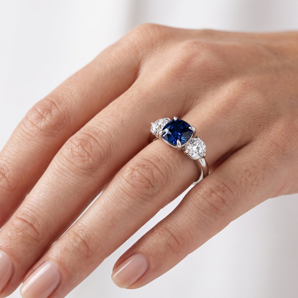 _lifestyle_image@SKU:RG097-LCSC02000004W #metal_10k-white-gold+origin_lab-created