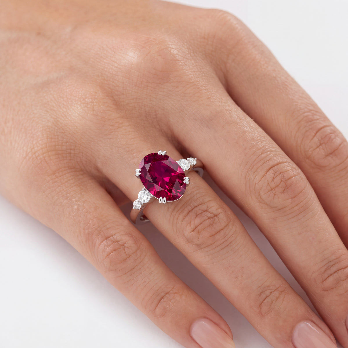 _lifestyle_image@SKU:RG100-LCRO01750004W #metal_10k-white-gold+origin_lab-created