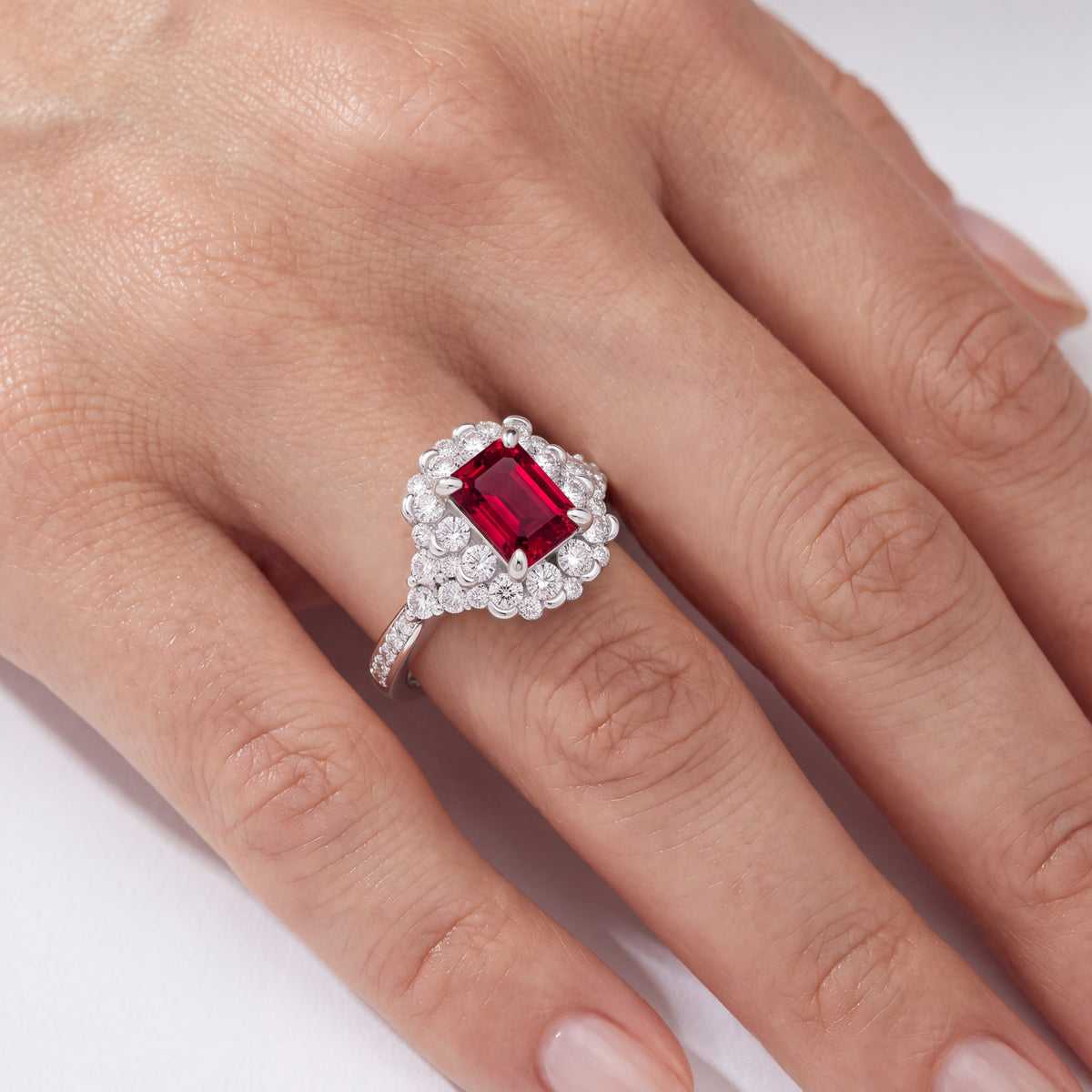 _lifestyle_image@SKU:RG108-LCRE01000004W #metal_10k-white-gold+origin_lab-created