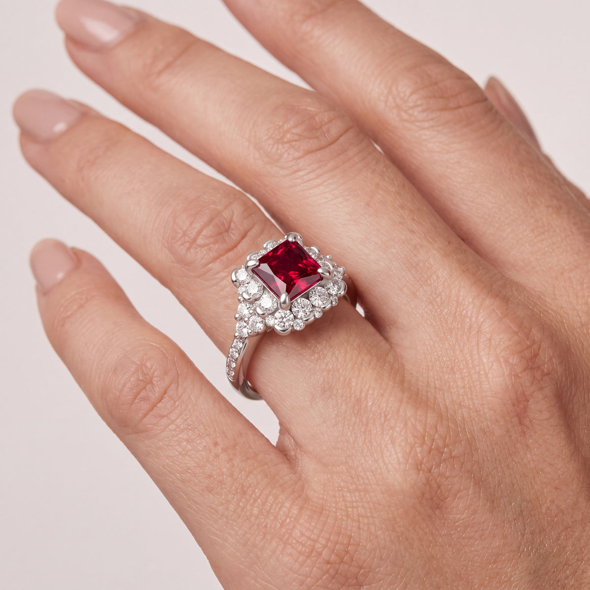 _lifestyle_image@SKU:RG108-LCRP01000004W #metal_10k-white-gold+origin_lab-created