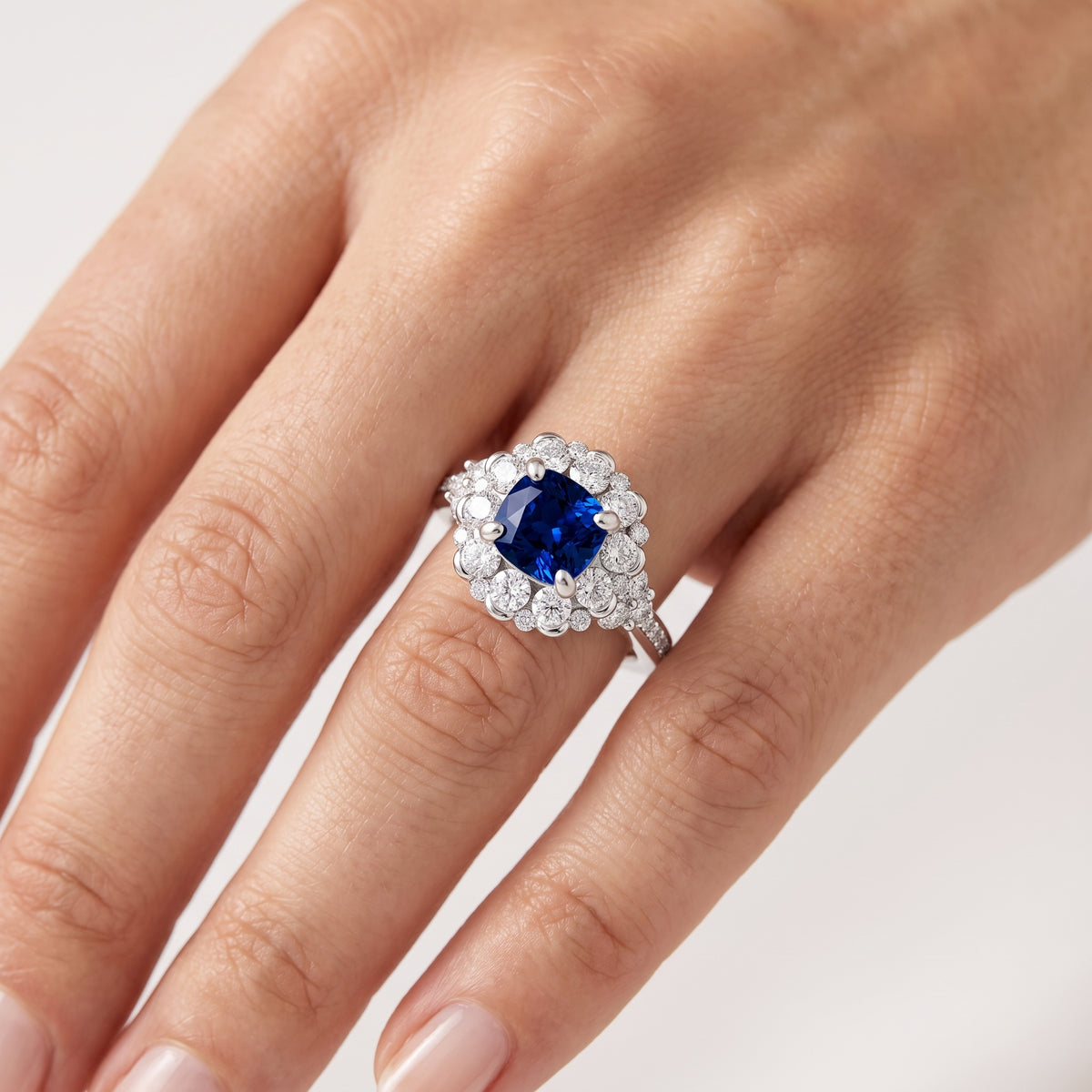 _lifestyle_image@SKU:RG108-LCSC01000004W #metal_10k-white-gold+origin_lab-created