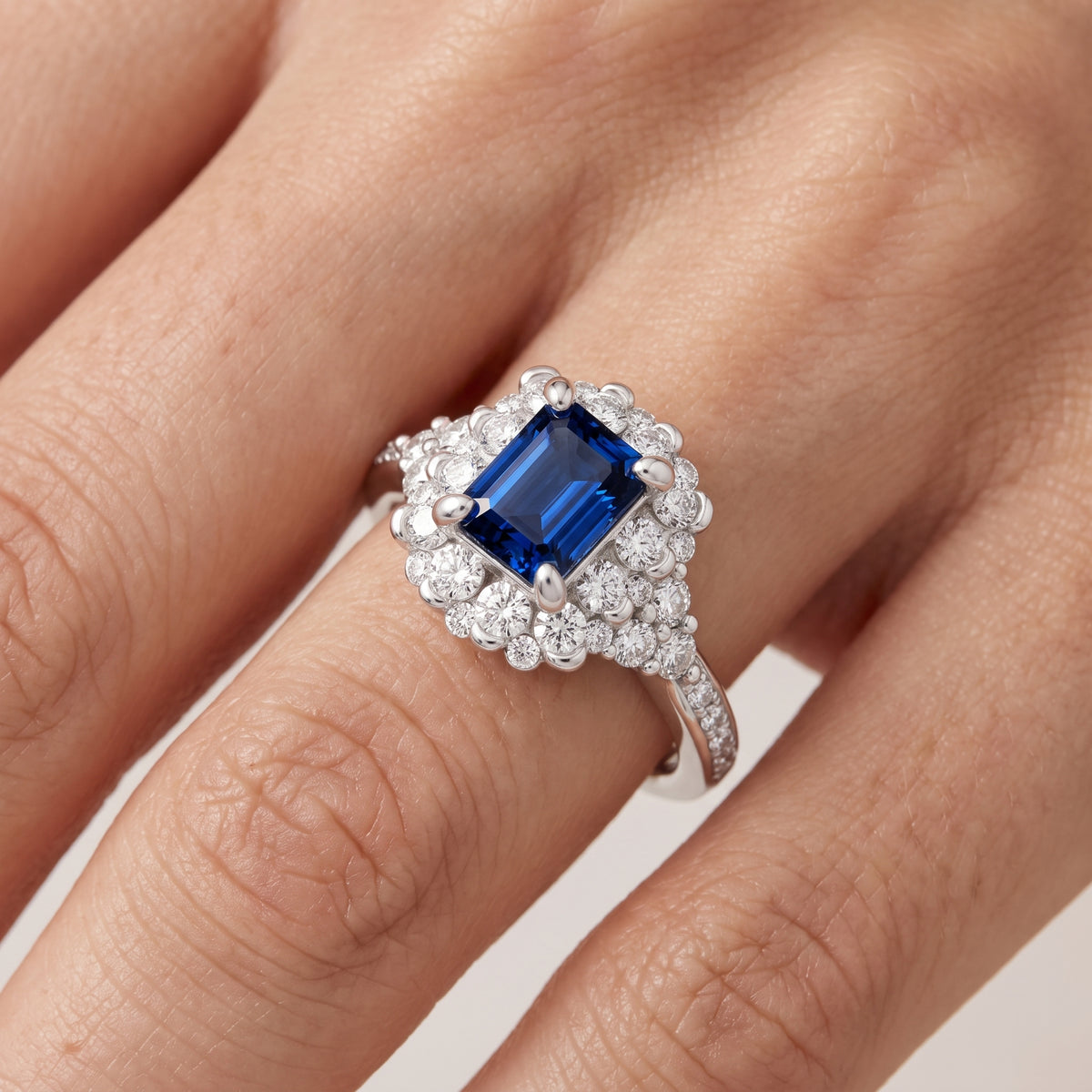 _lifestyle_image@SKU:RG108-LCSE01000004W #metal_10k-white-gold+origin_lab-created