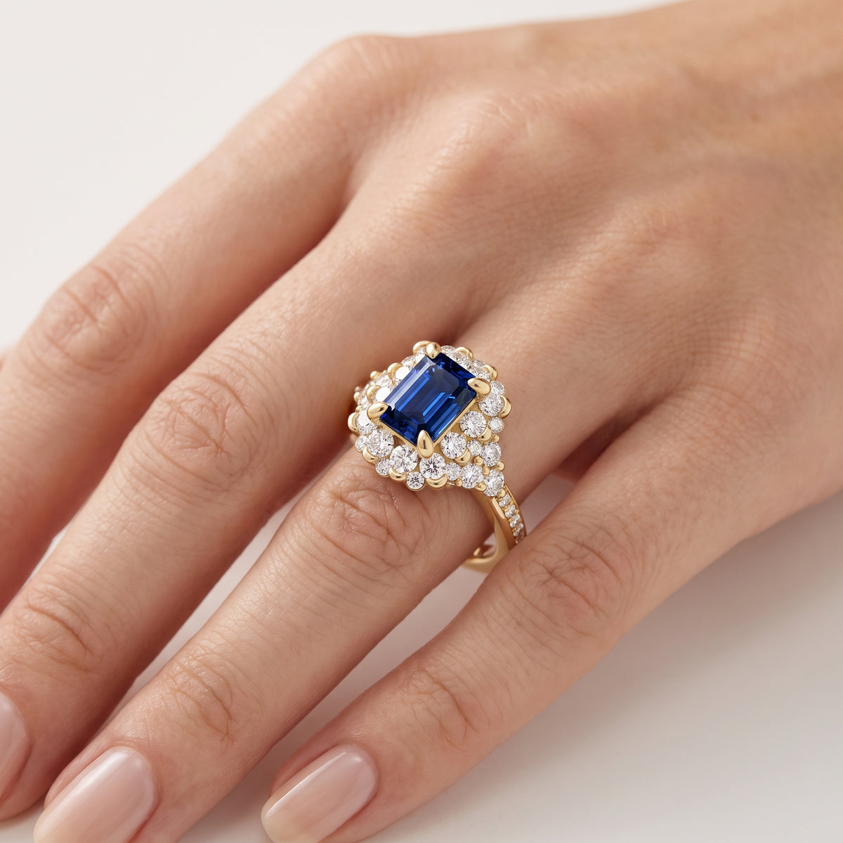 _lifestyle_image@SKU:RG108-LCSE01000004Y #metal_10k-yellow-gold+origin_lab-created