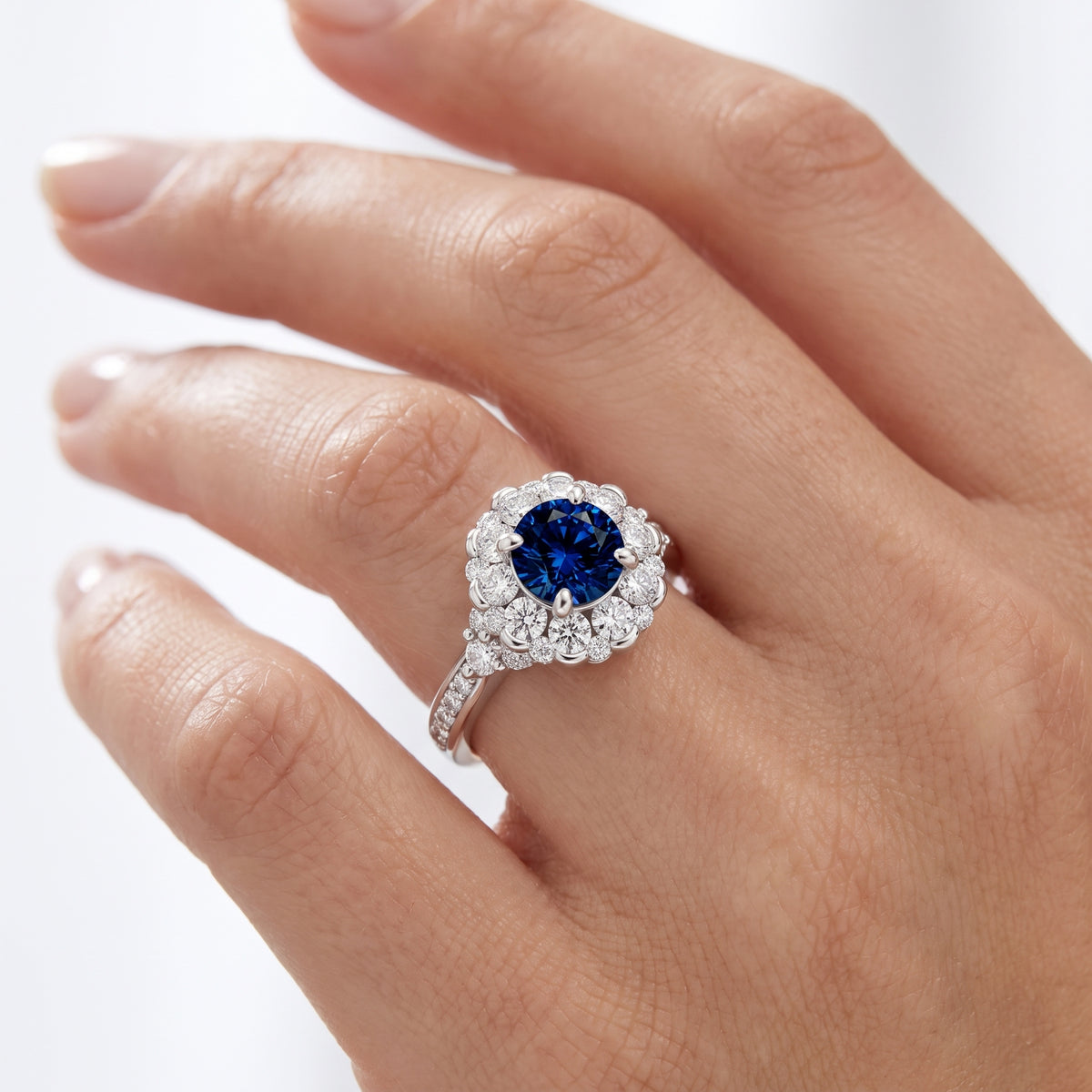 _lifestyle_image@SKU:RG108-LCSR01000004W #metal_10k-white-gold+origin_lab-created