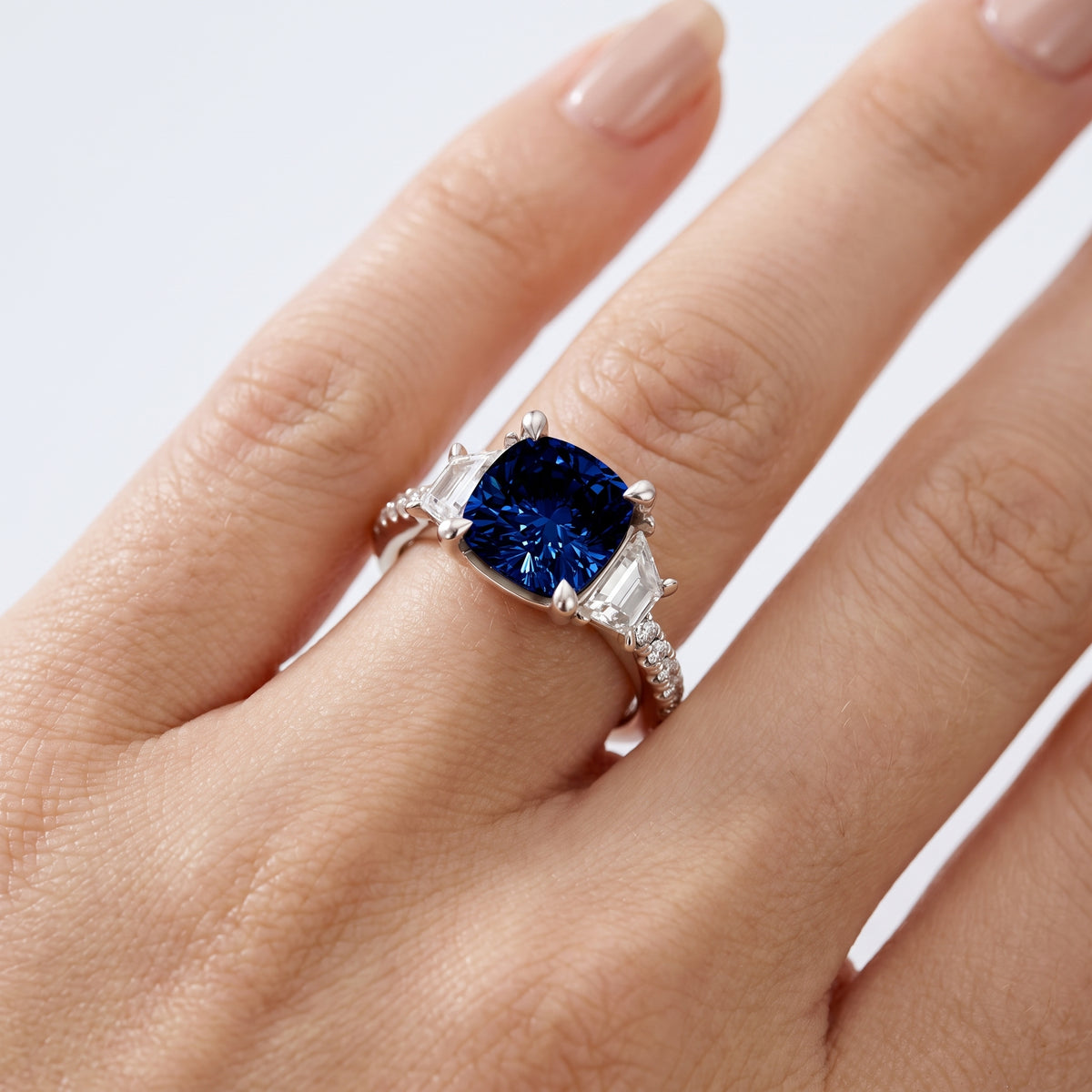 _lifestyle_image@SKU:RG112-LCSC02000004W #metal_10k-white-gold+origin_lab-created