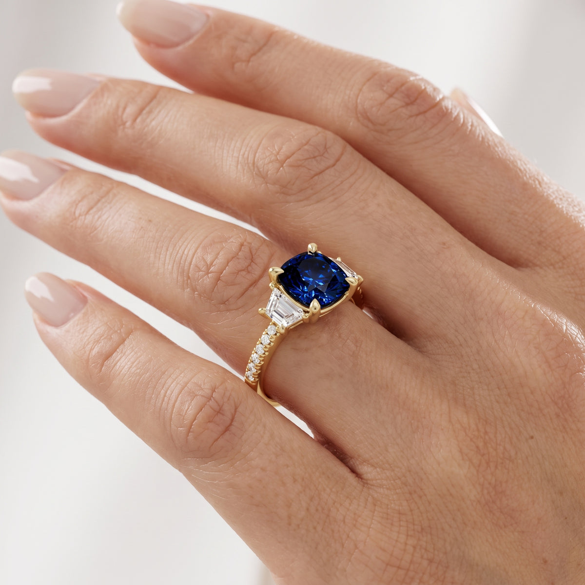 _lifestyle_image@SKU:RG112-LCSC02000004Y #metal_10k-yellow-gold+origin_lab-created