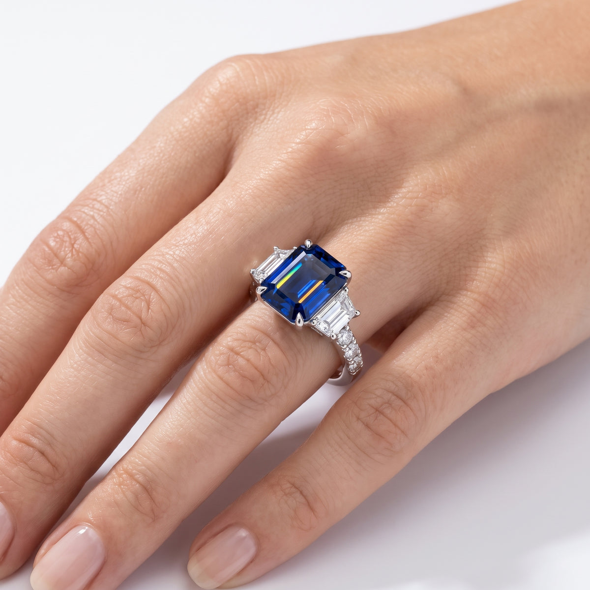 _lifestyle_image@SKU:RG112-LCSE02000004W #metal_10k-white-gold+origin_lab-created