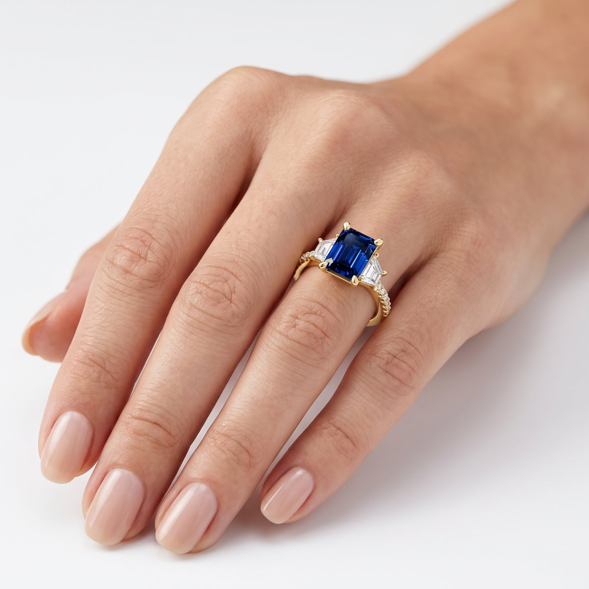 _lifestyle_image@SKU:RG112-LCSE02000004Y #metal_10k-yellow-gold+origin_lab-created