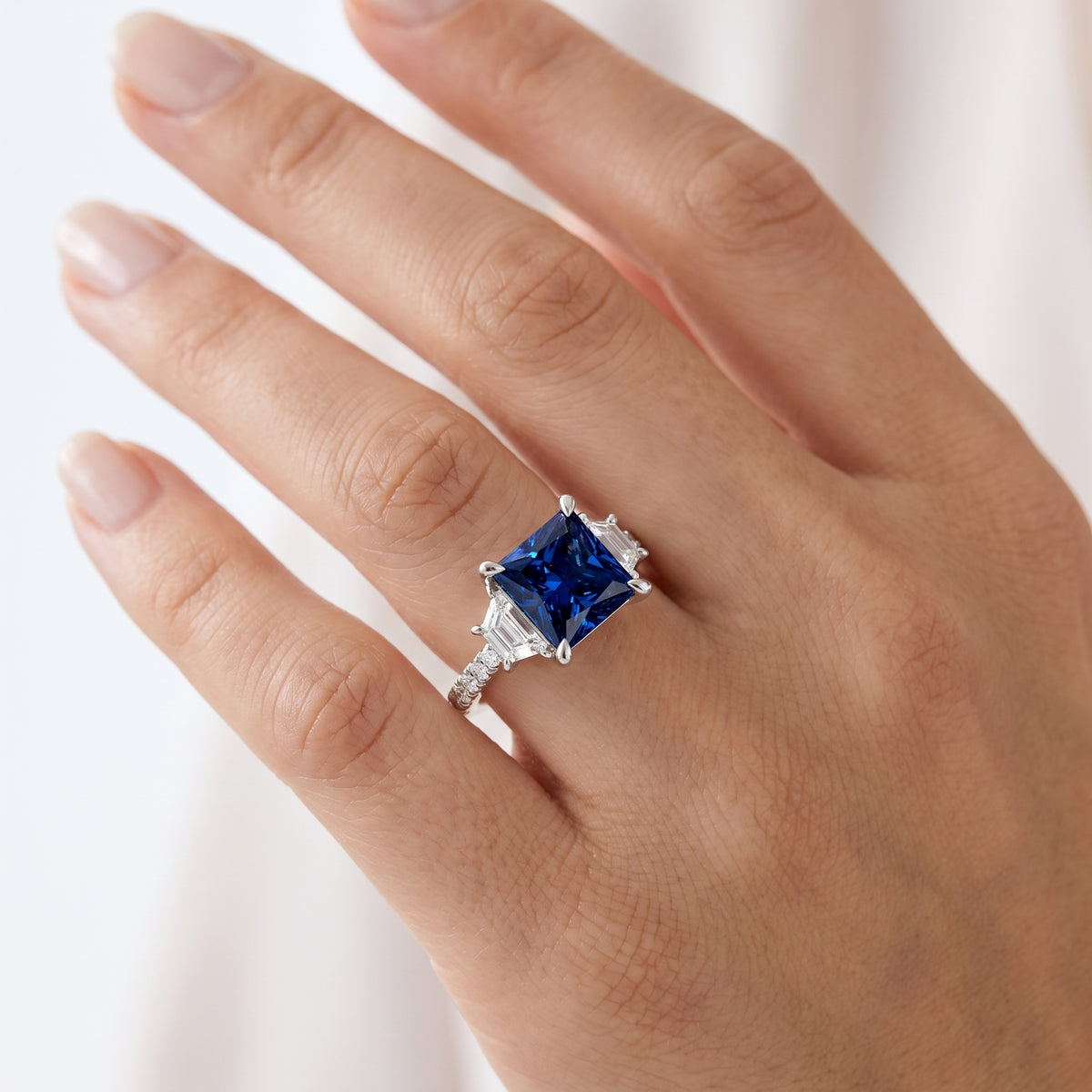 _lifestyle_image@SKU:RG112-LCSP02000004W #metal_10k-white-gold+origin_lab-created