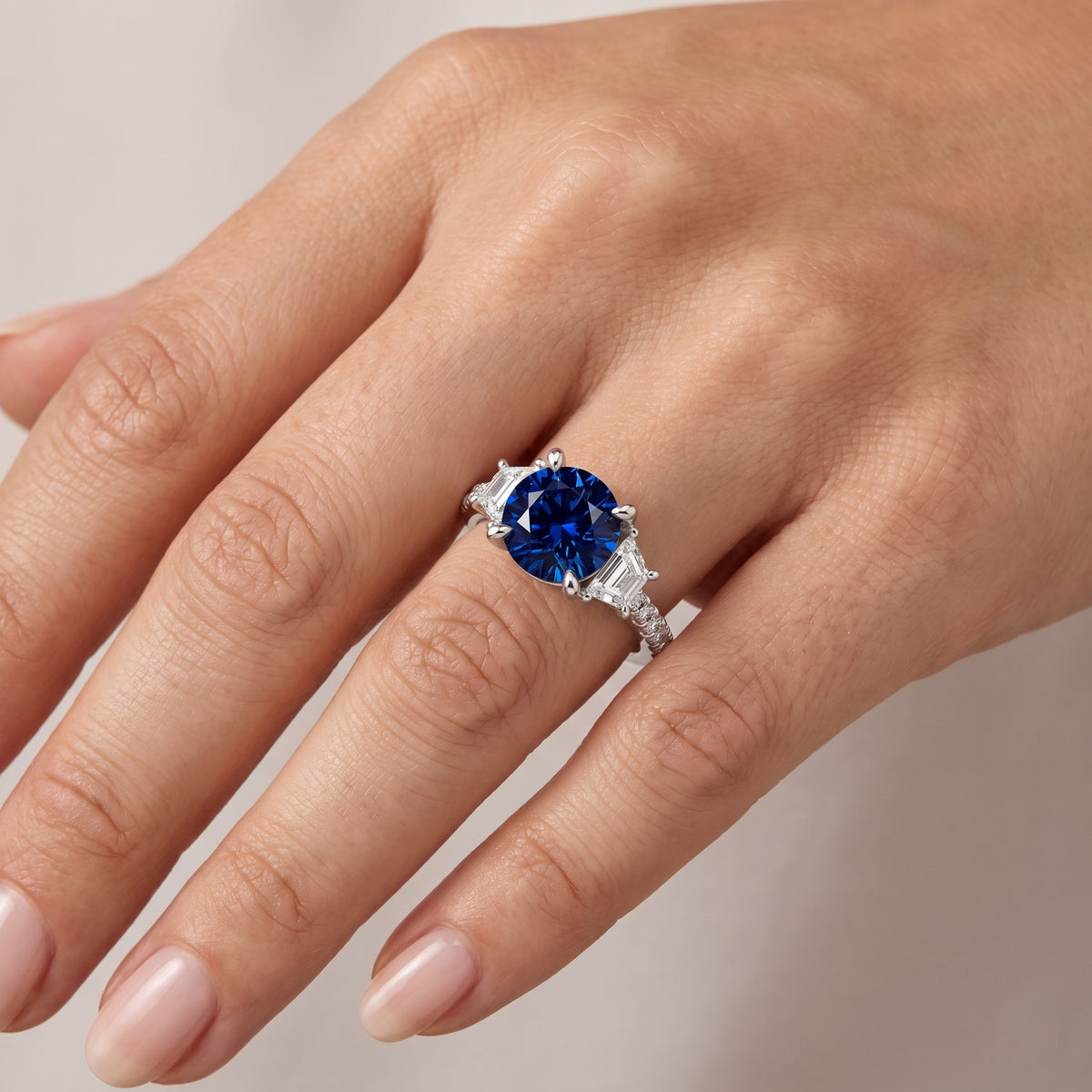 _lifestyle_image@SKU:RG112-LCSR02000004W #metal_10k-white-gold+origin_lab-created