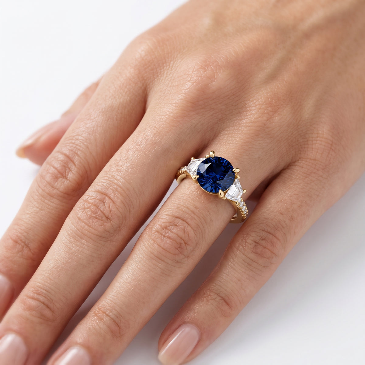 _lifestyle_image@SKU:RG112-LCSR02000004Y #metal_10k-yellow-gold+origin_lab-created