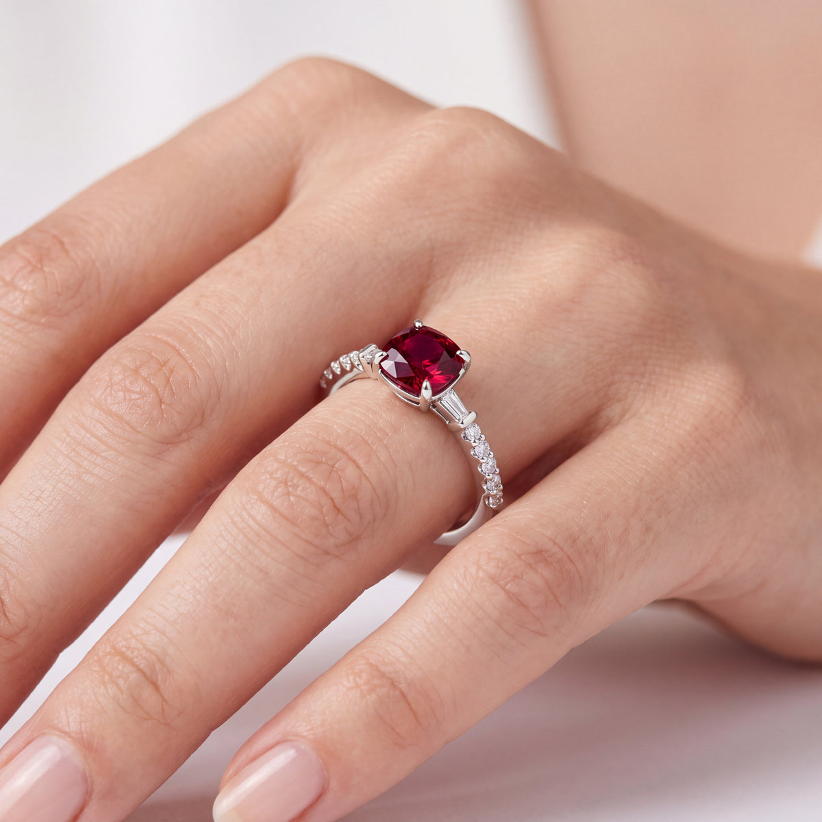_lifestyle_image@SKU:RG113-LCRC01000004W #metal_10k-white-gold+origin_lab-created
