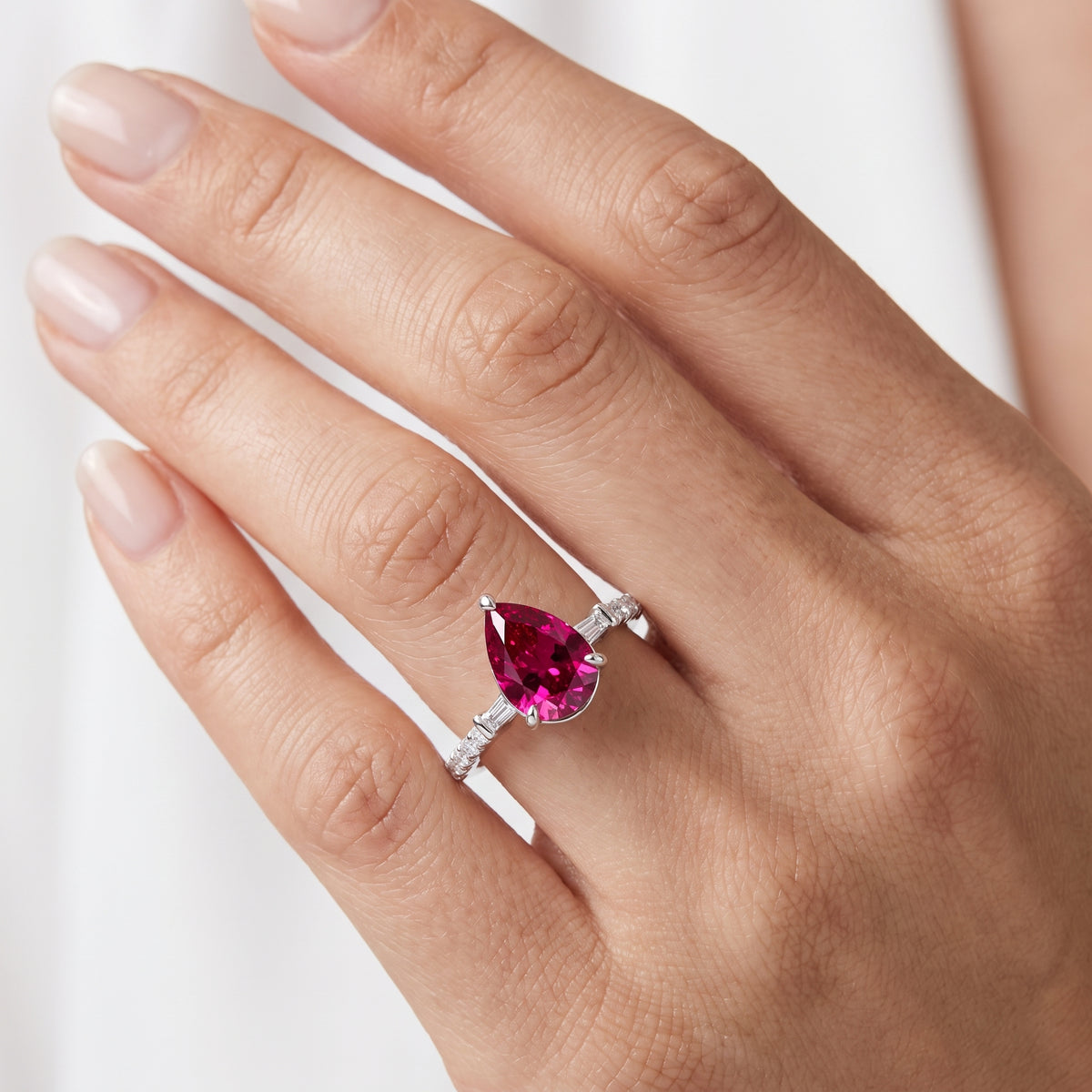 _lifestyle_image@SKU:RG113-LCRD01000004W #metal_10k-white-gold+origin_lab-created