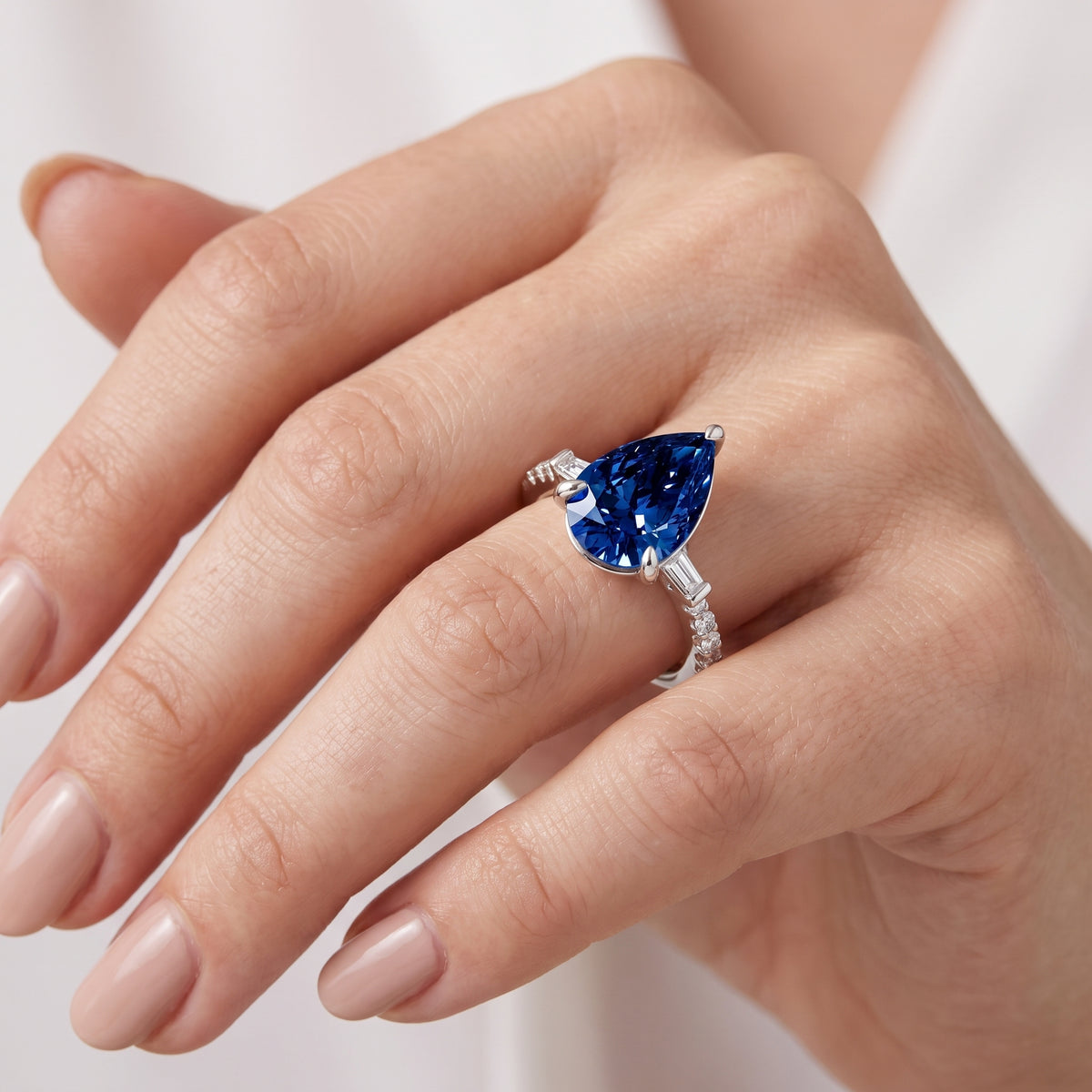 _lifestyle_image@SKU:RG113-LCSD03000004W #metal_10k-white-gold+origin_lab-created
