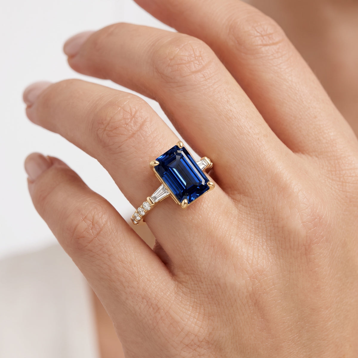 _lifestyle_image@SKU:RG113-LCSE02000004Y #metal_10k-yellow-gold+origin_lab-created