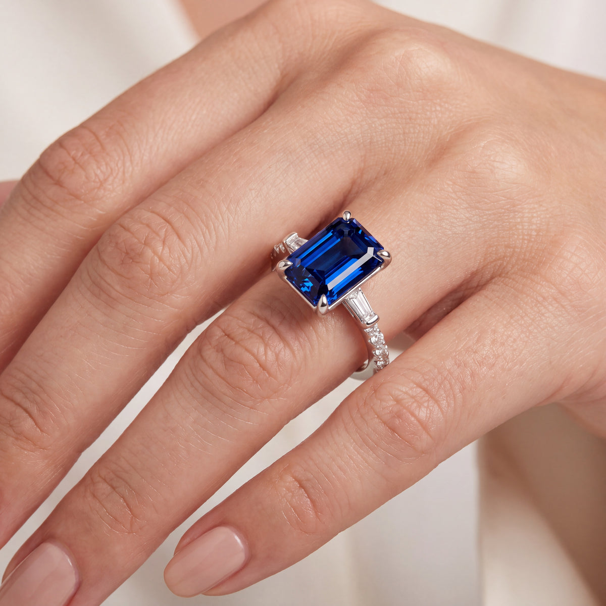 _lifestyle_image@SKU:RG113-LCSE03000004W #metal_10k-white-gold+origin_lab-created