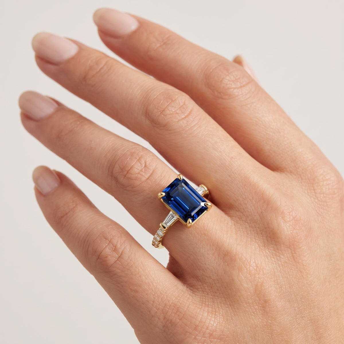 _lifestyle_image@SKU:RG113-LCSE03000004Y #metal_10k-yellow-gold+origin_lab-created