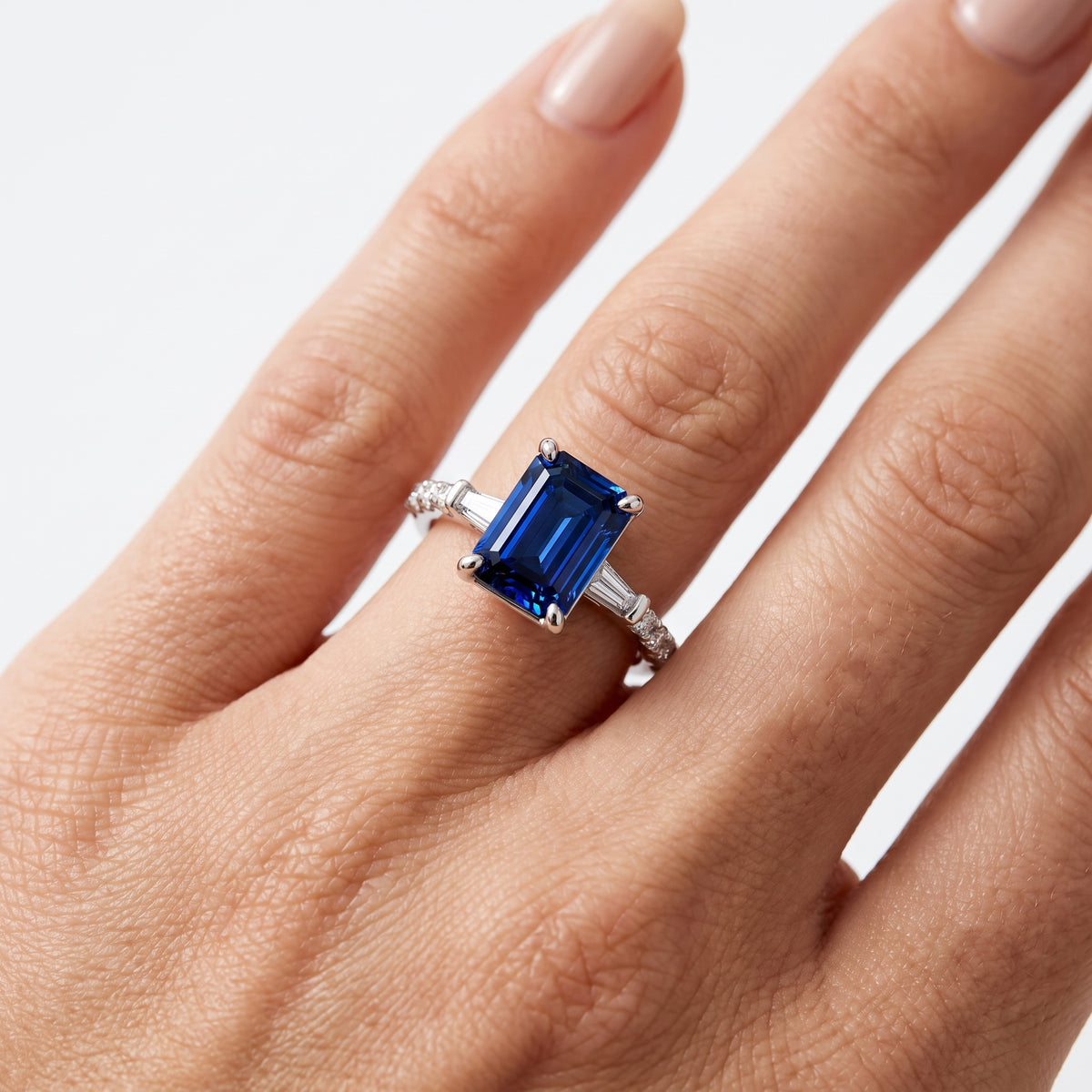 _lifestyle_image@SKU:RG113-NCSE03000004W #metal_14k-white-gold+origin_lab-created