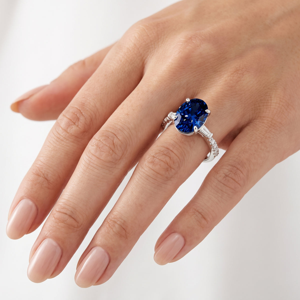_lifestyle_image@SKU:RG113-NCSO03000004W #metal_14k-white-gold+origin_lab-created